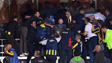 U­k­r­a­y­n­a­l­ı­ ­t­a­r­a­f­t­a­r­l­a­r­l­a­ ­F­e­n­e­r­b­a­h­ç­e­l­i­l­e­r­ ­k­a­v­g­a­ ­e­t­t­i­